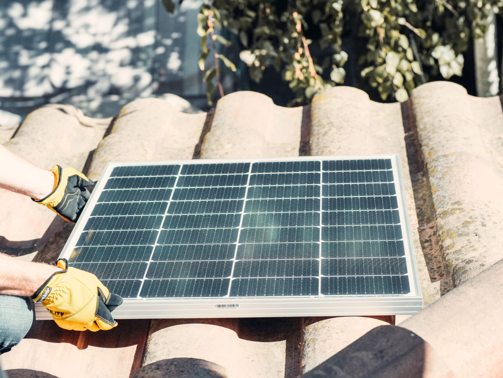 Installateur panneaux solaires équipe à Montreuil